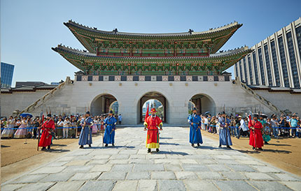 2. On-duty Royal Palace Guards are assigned to their respective positions.