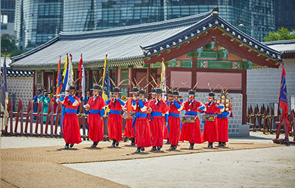 5. Chwitadae (military band) enter.