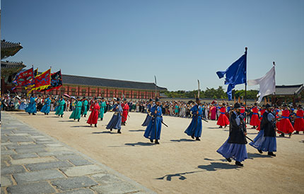 14. (At the third sound of the drums) The royal guards who were on duty leave.